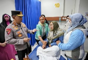 Jenguk Korban Bom Bunuh Diri Polsek Astana Anyar. Kapolri : Tetap Semangat Lindungi Masyarakat
