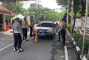 Polda Jatim Tingkatkan Penjagaan Pasca Ledakan Bom Bunuh Diri di Bandung