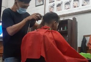 Ade Barbershop, Cak Ipunk Siap Melayani Pelanggan